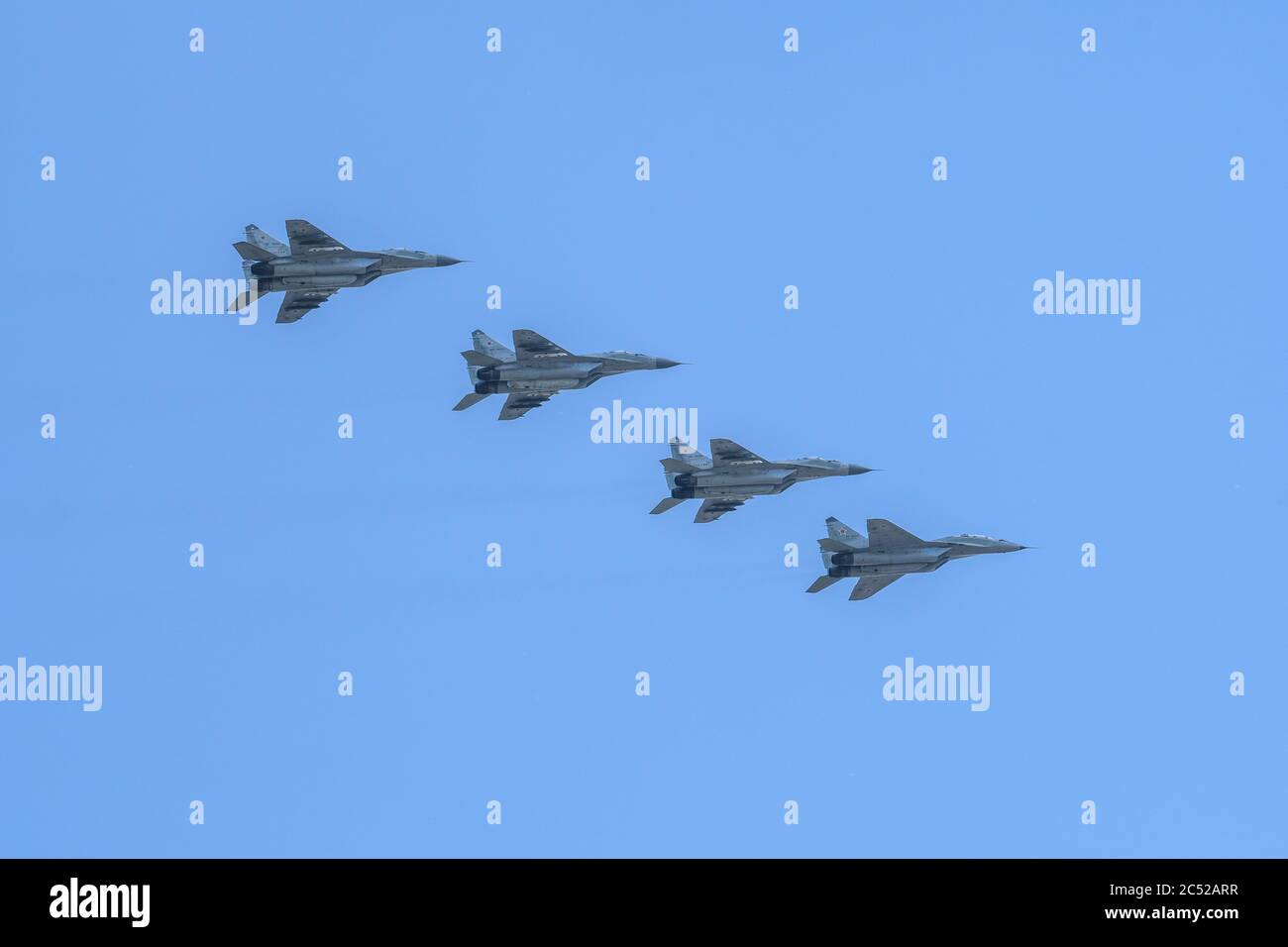 MOSCA, RUSSIA - GIU 2020: La quarta generazione di combattente russo multiruolo MIG-29 (fulcro) alla sfilata in onore del 75° anniversario del vic Foto Stock