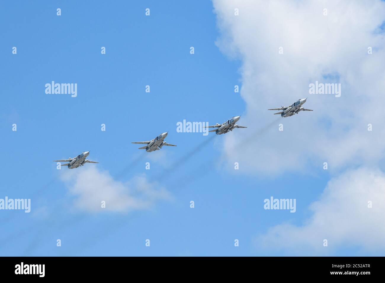 MOSCA, RUSSIA - GIU 2020: Bombardiere tattico russo di prima linea con un'ala a spazzatura variabile su-24 (Fencer) alla sfilata in onore del 75° anniversario Foto Stock