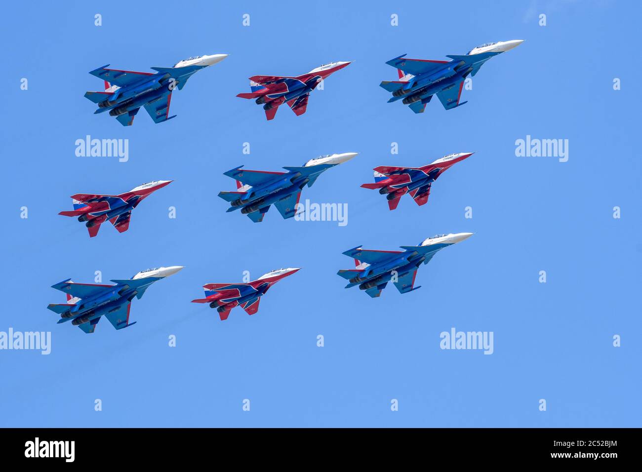 MOSCA, RUSSIA - GIU 2020: Su-30SM (squadra acrobatica dei Cavalieri Russi) e MIG-29 (squadra acrobatica dei Swifts) alla parata in onore del 75° anniversario Foto Stock