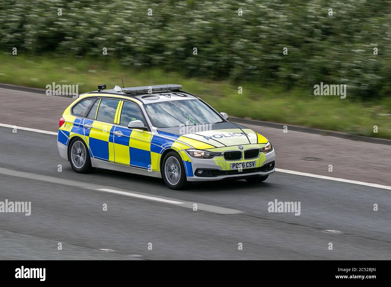 Una polizia BMW 5 serie di pattuglia auto che guida sulla M6 autostrada vicino Preston in Lancashire, Regno Unito Foto Stock