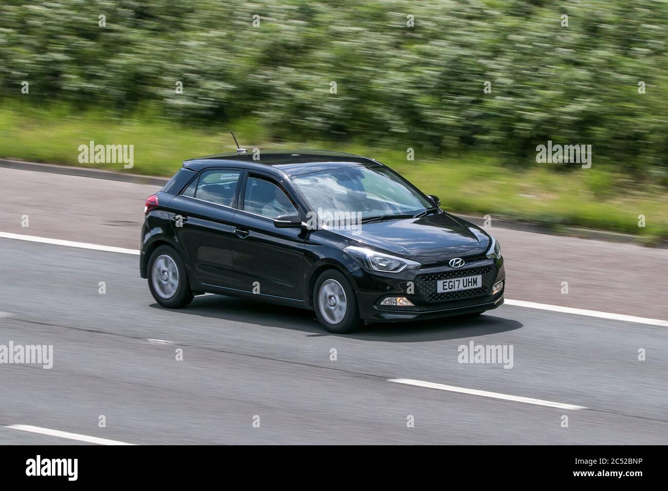 2017 Hyundai I20 se MPI Auto guida sulla M6 autostrada vicino Preston a Lancashire, Regno Unito Foto Stock