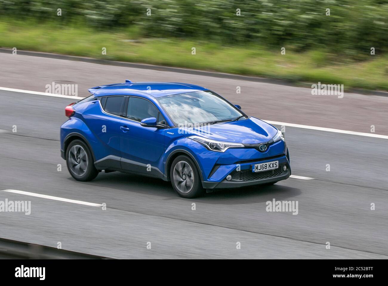 2018 Toyota C-HR Design HEV CVT Blue Car Hybrid Electric guida sull'autostrada M6 vicino Preston a Lancashire, Regno Unito Foto Stock