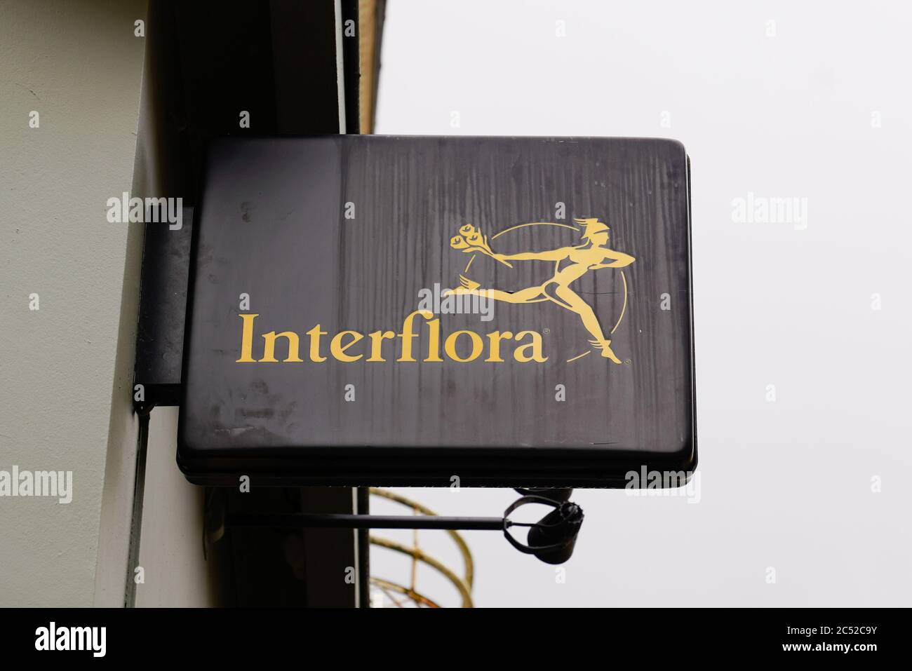 Bordeaux , Aquitaine / Francia - 06 01 2020 : Interflora segno giallo logo di fiori negozio e rete di consegna negozio Foto Stock