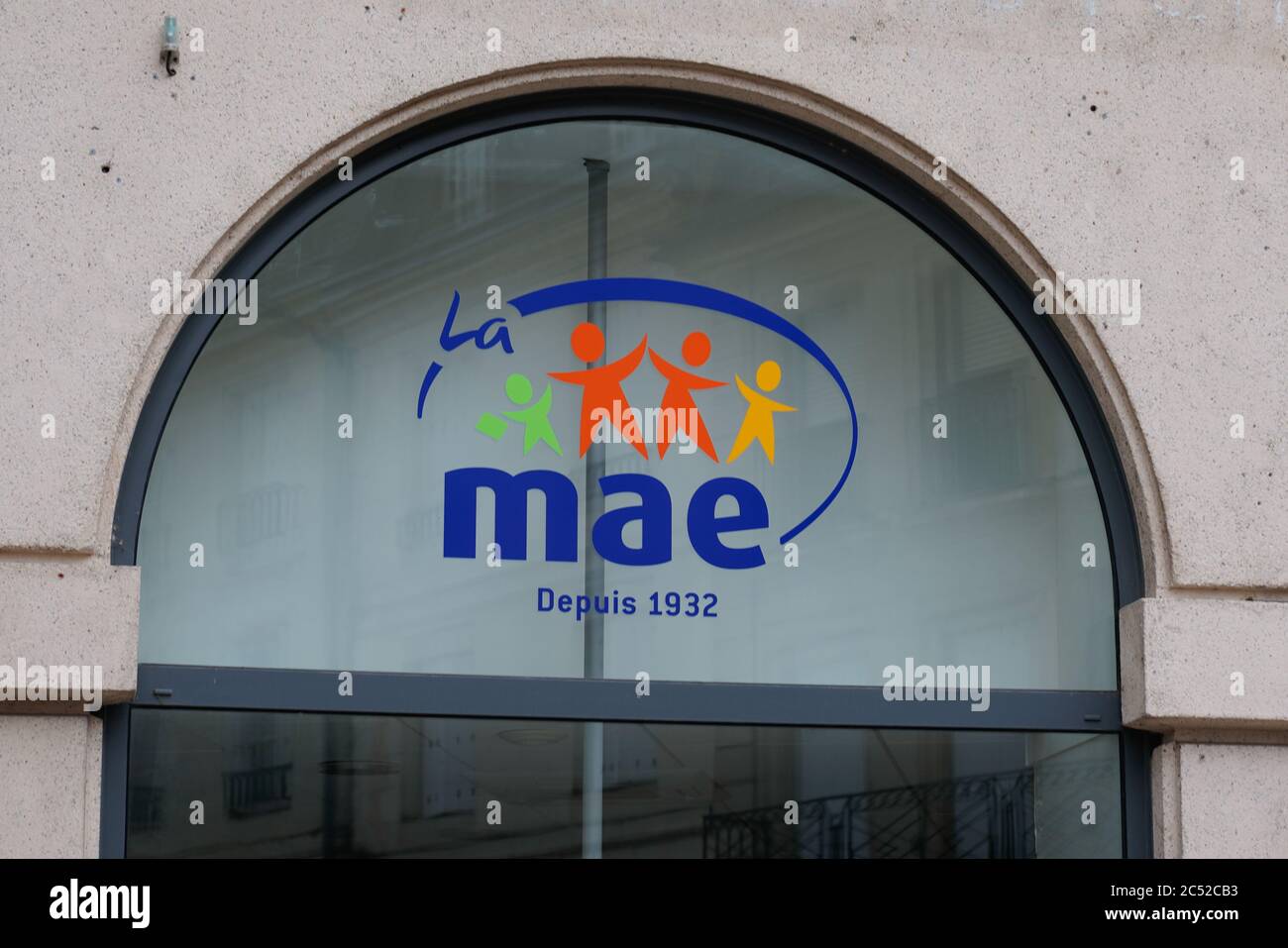 Bordeaux , Aquitaine / Francia - 06 20 2020 : il logo mae segno di assicurazione francese per il teatcher in edificio muro ufficio Foto Stock