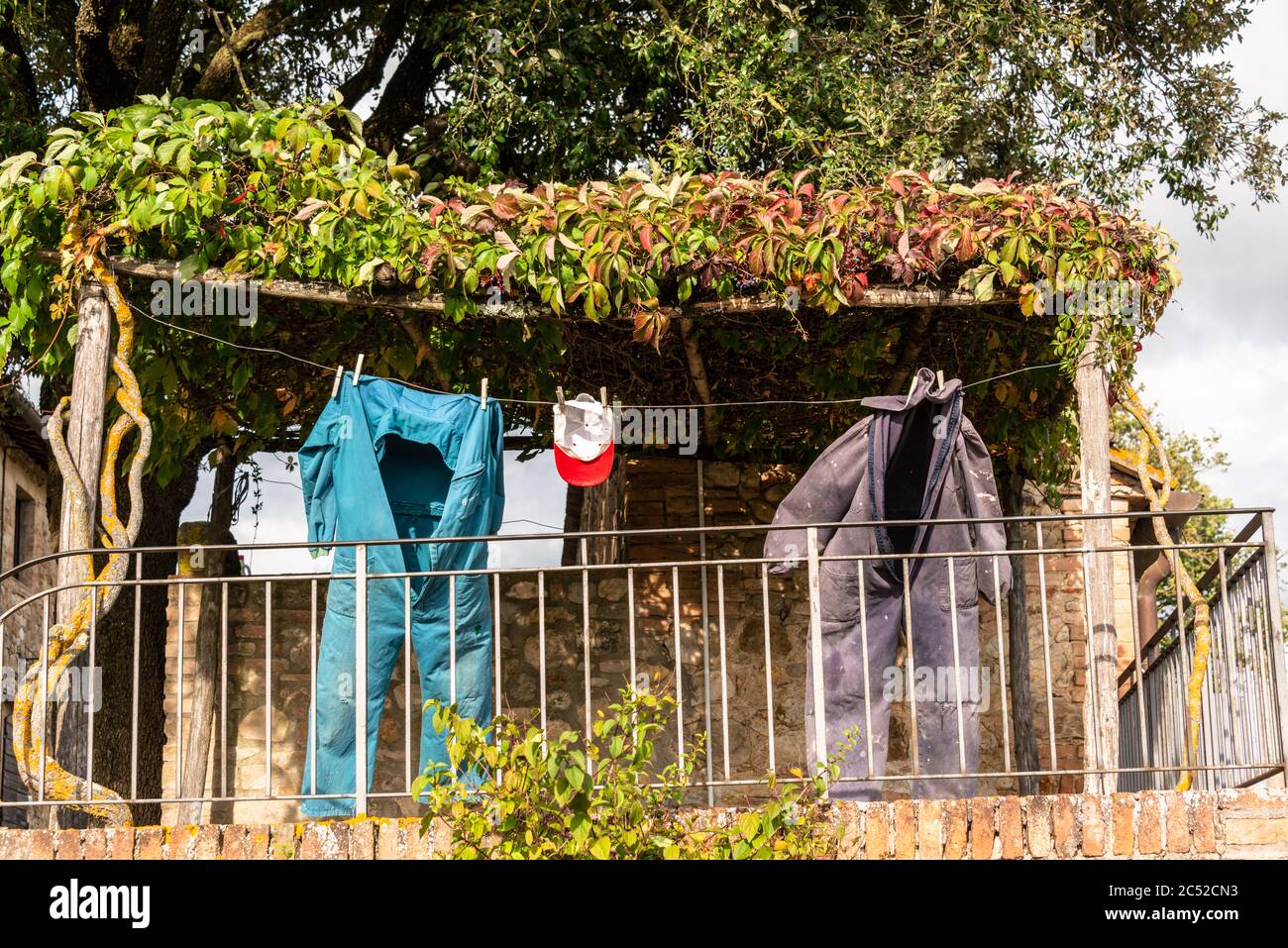 La casa di Monaciano, in cui si è lavorato, è stato creato un lavoro di cura e di cura. aufgehängt Foto Stock