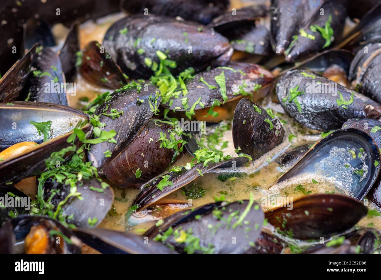 Moules-frites o moules et frites - piatto principale di cozze e patatine, considerato il piatto nazionale del Belgio. Foto Stock