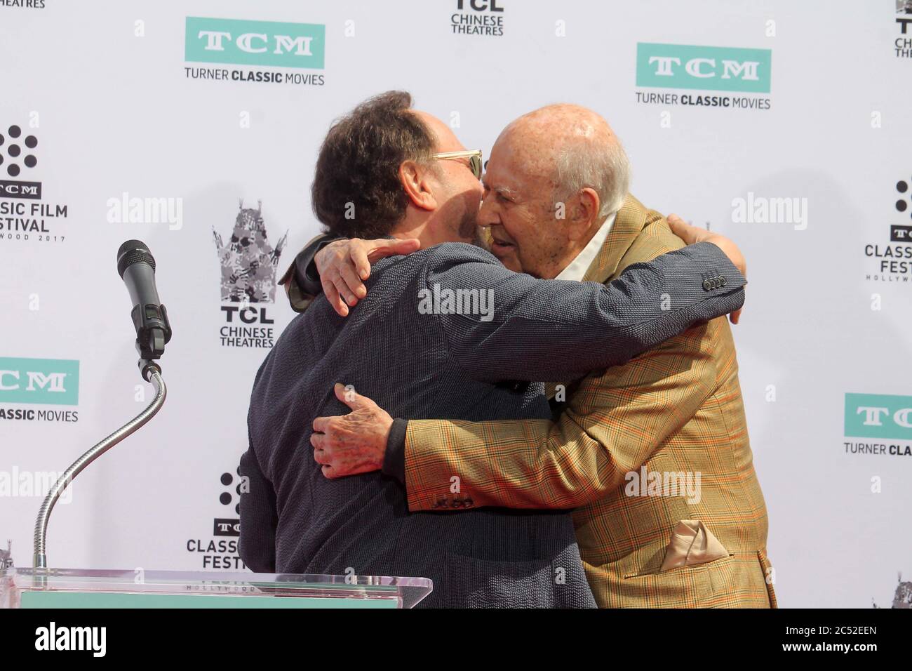 ***FILE PHOTO*** Comedy Legend, Carl Reiner Dies at 98. HOLLYWOOD, CA - 7 APRILE: Billy Crystal, Carl Reiner ha ritratto alla cerimonia di stampa di mano e piede del padre e del figlio per Carl Reiner e Rob Reiner al TCL Chinese Theatre di Hollywood, California il 7 aprile 2017. Credit: David Edwards/MediaPunch Foto Stock