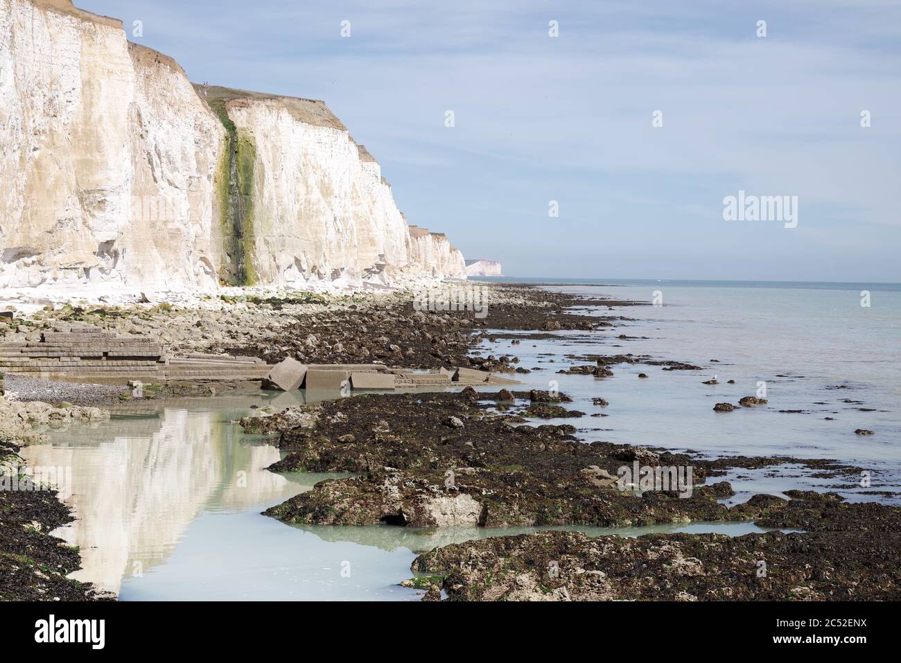 La passeggiata sotto scogliera che fa parte del Seahaven Coastal Trail a Sussex, Regno Unito Foto Stock