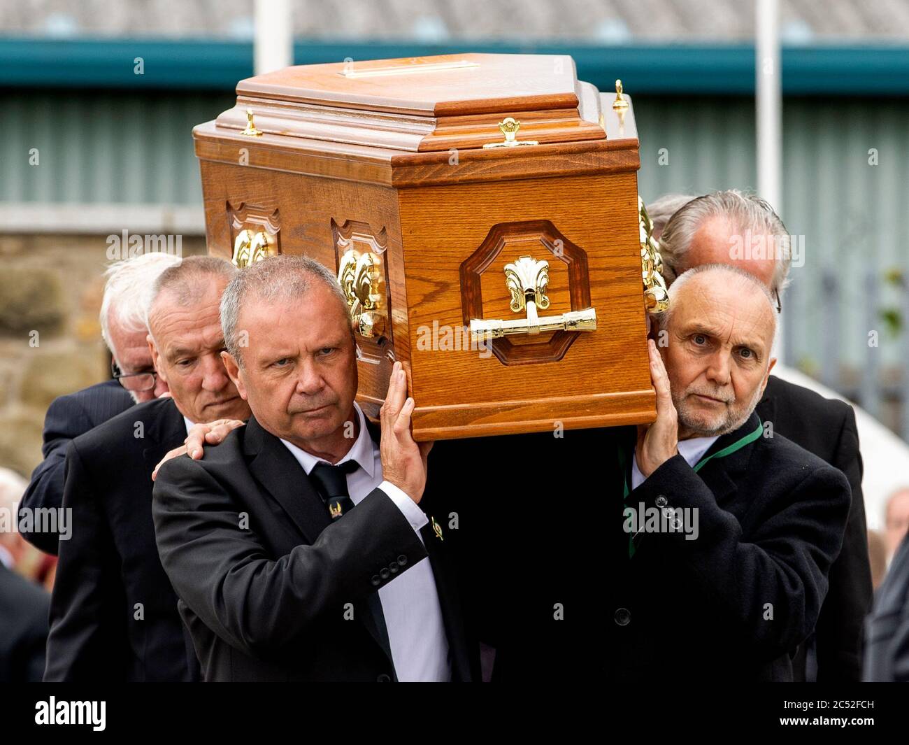 La bara di senior repubblicano irlandese e ex leader IRA figura Bobby Story arriva al complotto repubblicano al Milltown Cemetery nella parte ovest di Belfast. Foto Stock