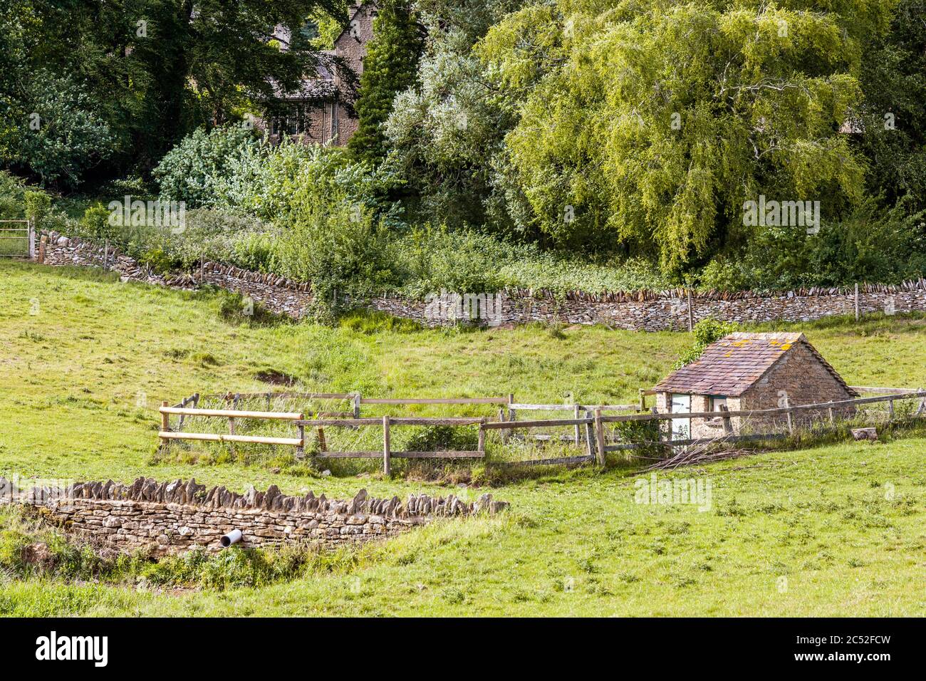 Una pompa sulla linea di primavera per fornire acqua a Snowshill Hill vicino al villaggio di Cotswold di Snowshill, Gloucestershire UK Foto Stock