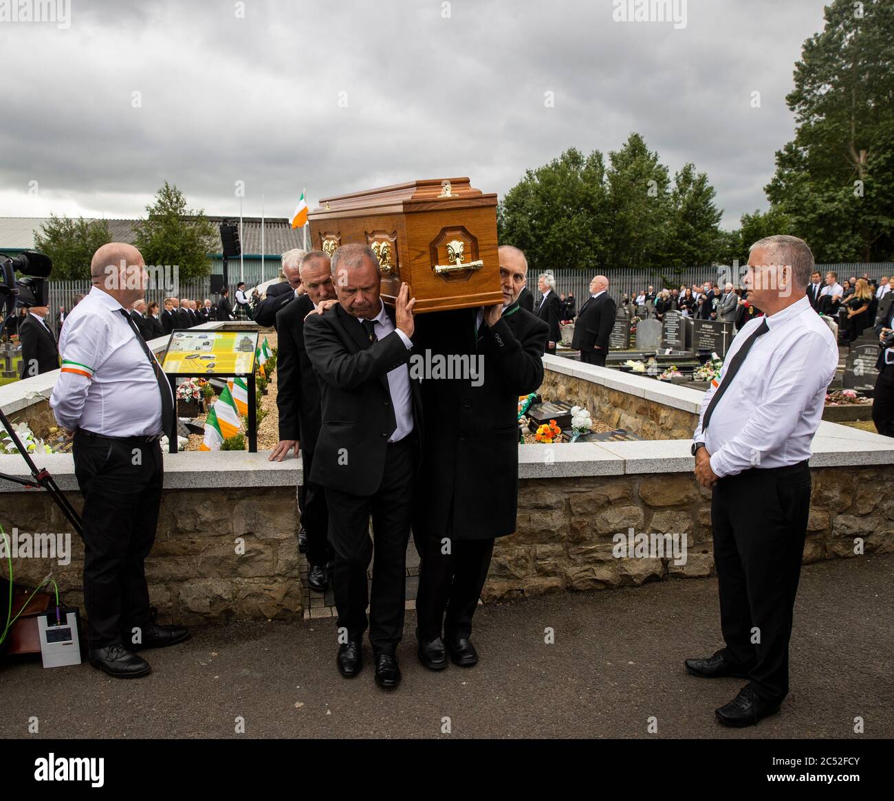 La bara di senior repubblicano irlandese e ex leader IRA figura Bobby Story arriva al complotto repubblicano al Milltown Cemetery nella parte ovest di Belfast. Foto Stock