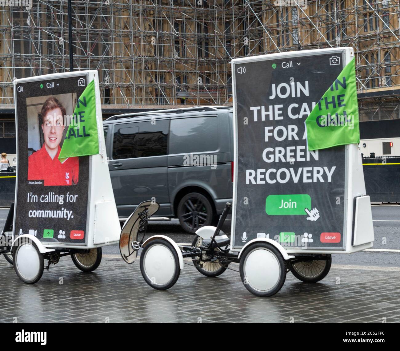 Londra, Regno Unito. 30 giugno 2020. Gli attivisti del Green party cavalcano le moto pubblicitarie intorno a Westminster davanti a una lobby del Parlamento da parte dei membri del Green Party e dei sostenitori Credit: Ian Davidson/Alamy Live News Foto Stock