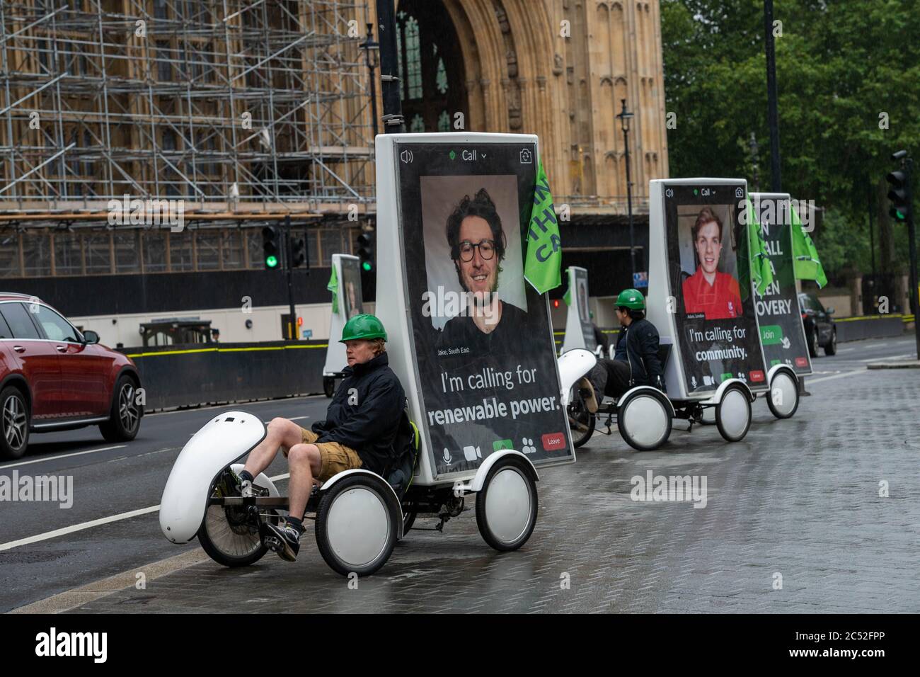 Londra, Regno Unito. 30 giugno 2020. Gli attivisti del Green party cavalcano le moto pubblicitarie intorno a Westminster davanti a una lobby del Parlamento da parte dei membri del Green Party e dei sostenitori Credit: Ian Davidson/Alamy Live News Foto Stock