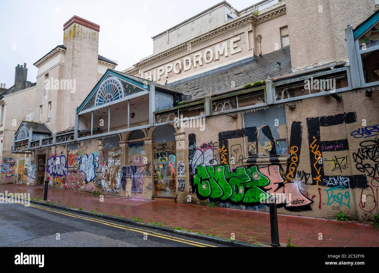 Il derelict e chiuso Hippodrome Theatre e l'ex sala Bingo a Brighton coperto di graffiti fotografia presa da Simon Dack Foto Stock