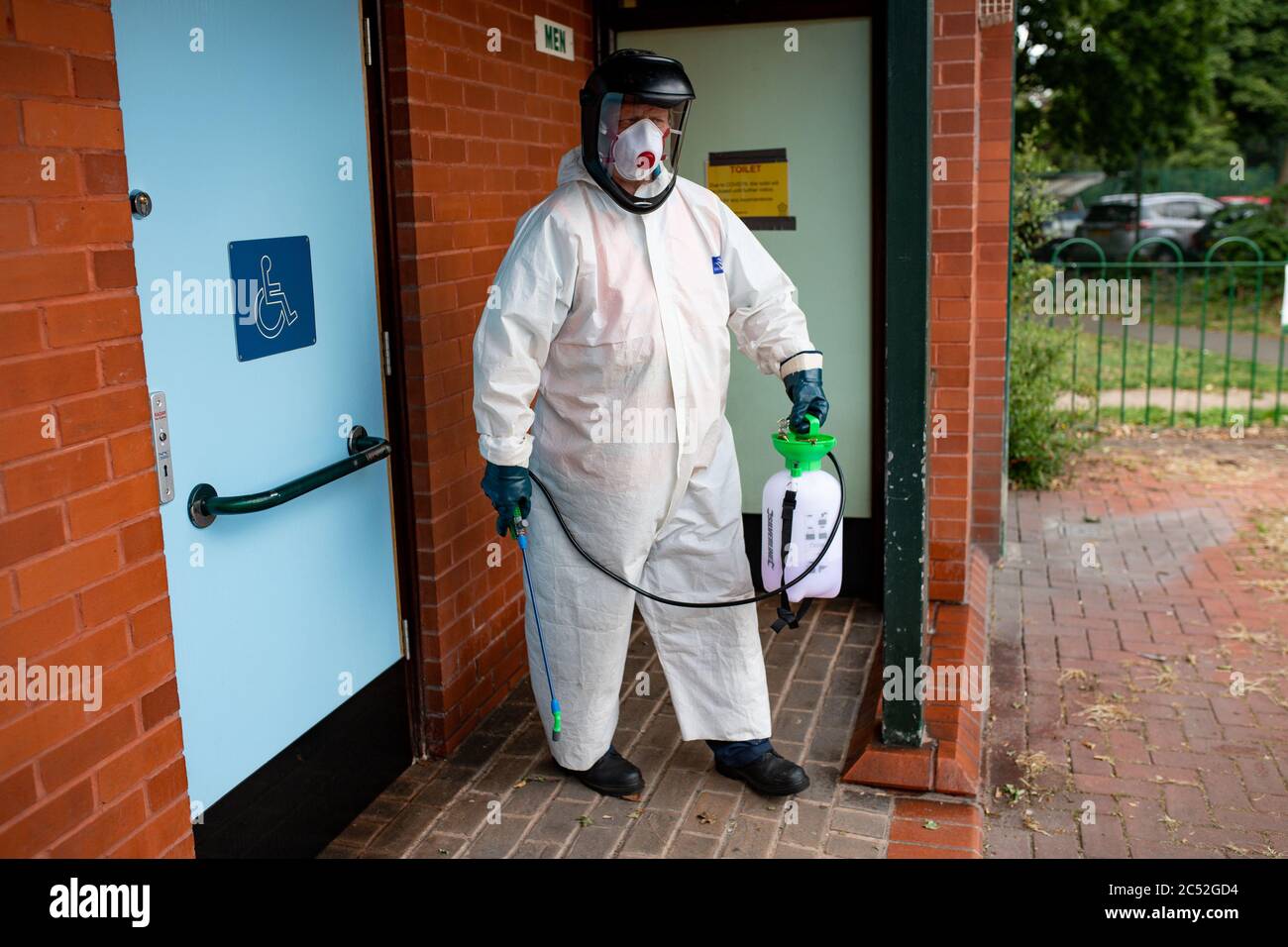 Un lavoratore del consiglio comunale disinfetta i servizi igienici pubblici a Leicester, dopo che il segretario di salute Matt Hancock ha imposto un blocco locale a seguito di un picco nei casi di coronavirus nella città. Foto Stock