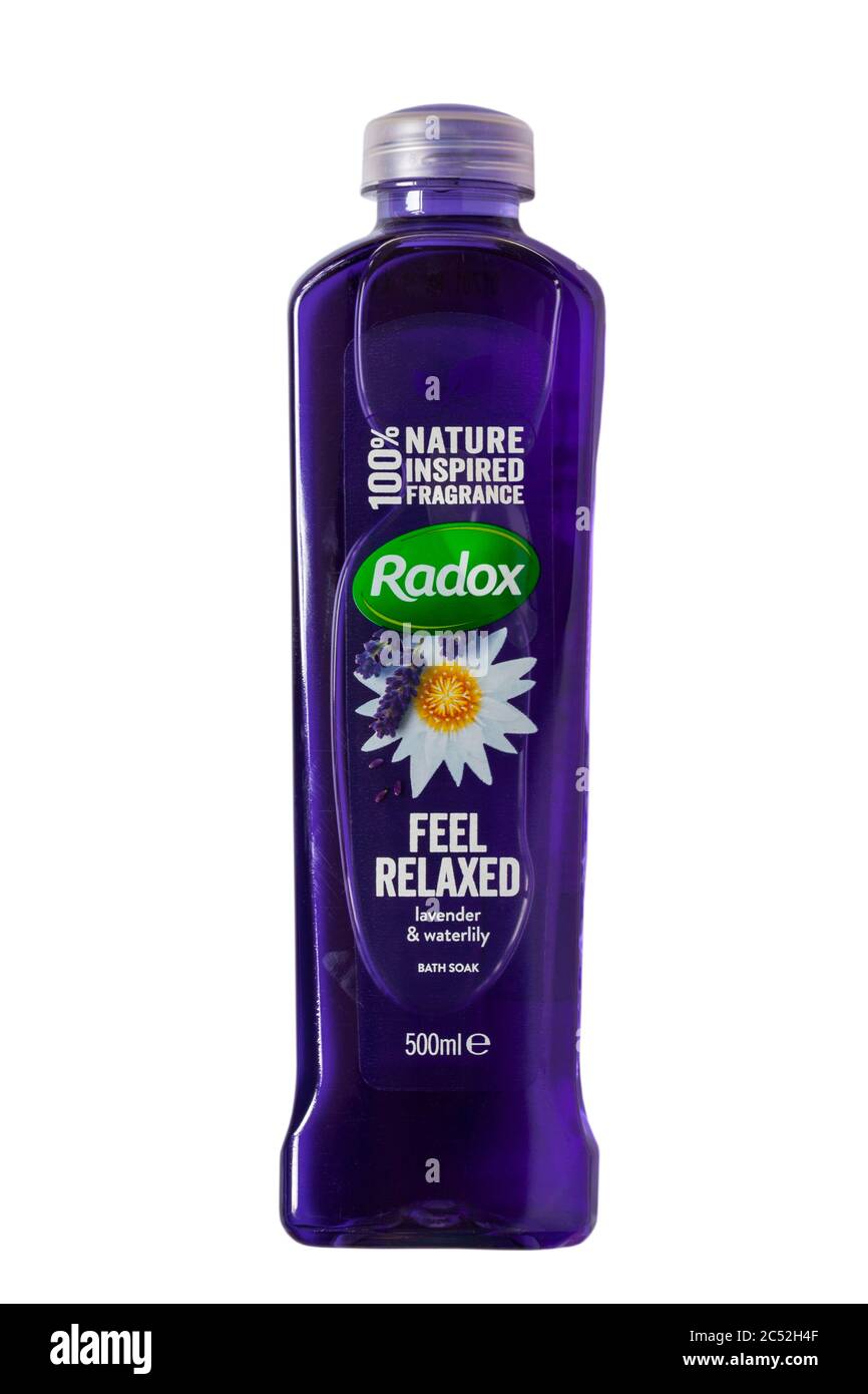 Bottiglia di Radox Feel relax lavanda e bagno di ninfea bagnomaria isolato su sfondo bianco - 100% di fragranza ispirata alla natura Foto Stock