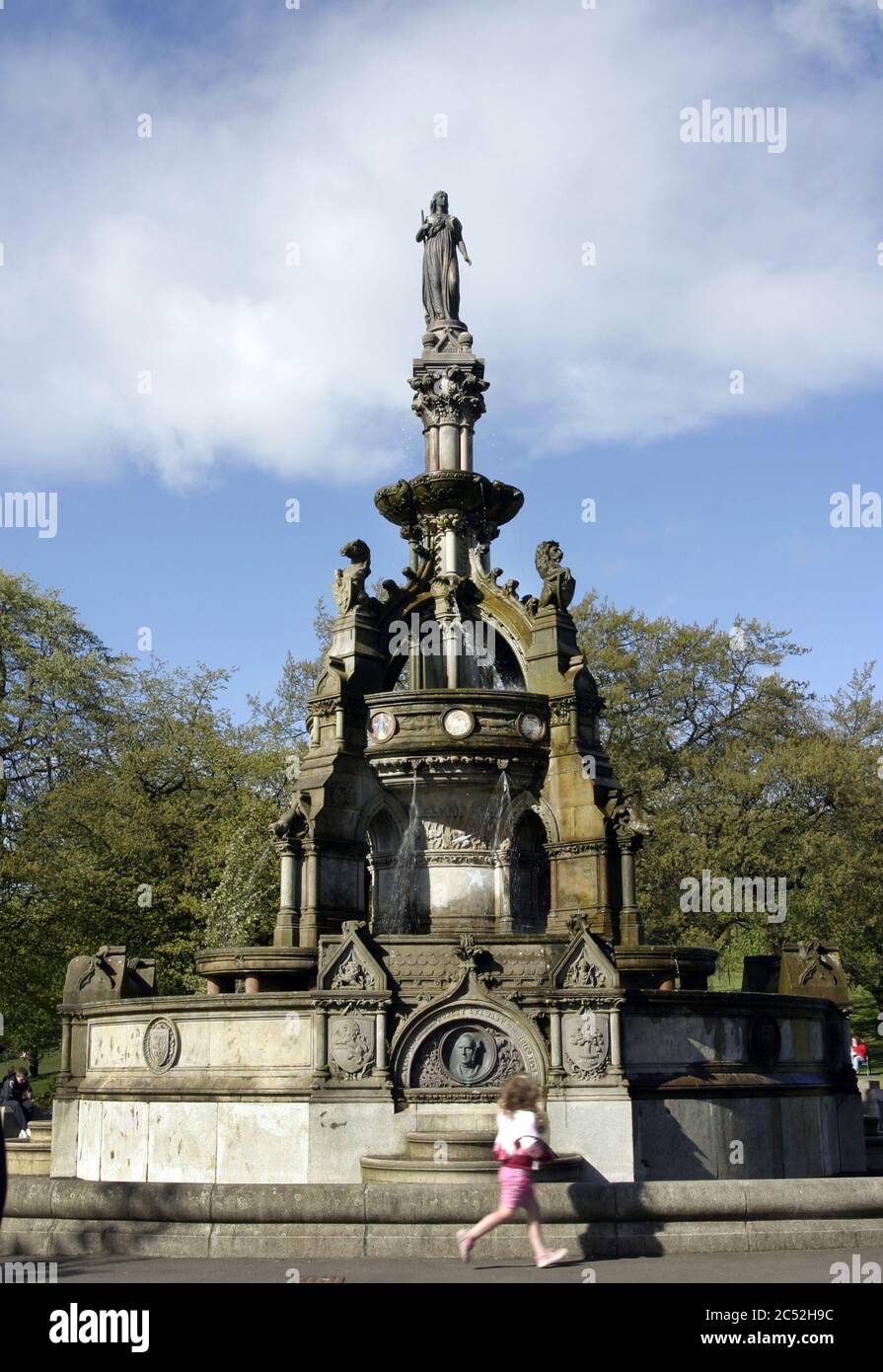 La fontana Stewart Memorial nel parco di Kelvingrove, Glasgow, fu eretta nel 1872 in memoria del Lord Provost Robert Stewart che spianò la strada per una fornitura di acqua dolce alla città di Glasgow. Alan Wylie/ALAMY © Foto Stock
