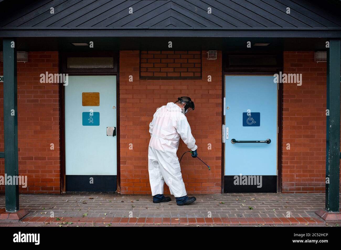 Un lavoratore del consiglio comunale disinfetta i servizi igienici pubblici a Leicester, dopo che il segretario di salute Matt Hancock ha imposto un blocco locale a seguito di un picco nei casi di coronavirus nella città. Foto Stock