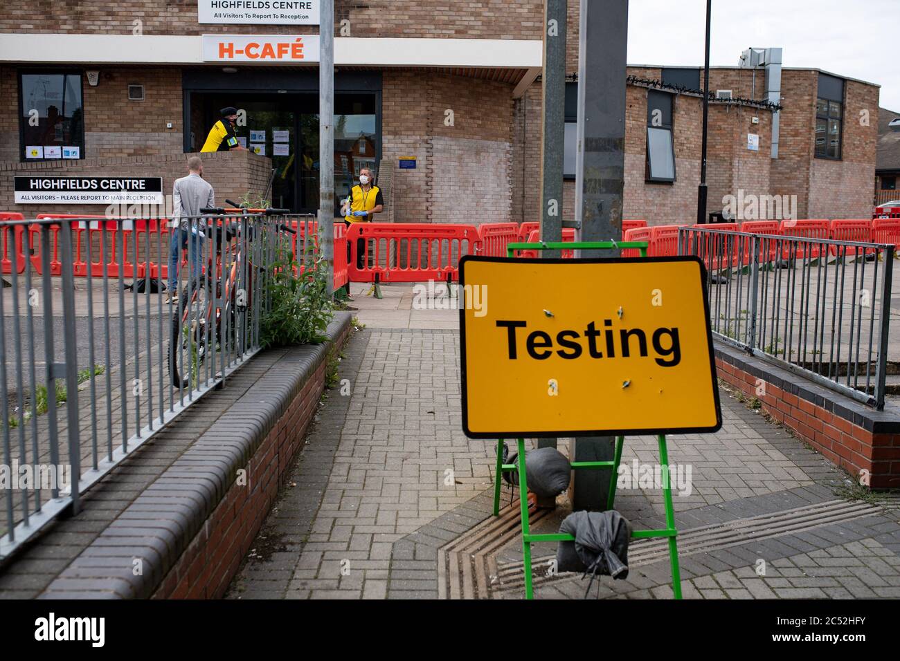 Un centro di test Covid-19 è stato istituito presso l'Highfields Community Center di Leicester, dopo che il segretario alla sanità Matt Hancock ha imposto un blocco locale a seguito di un picco di casi di coronavirus nella città. Foto Stock