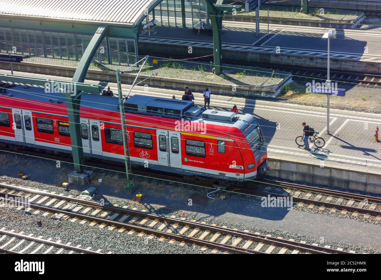 Treno per pendolari in una stazione e viaggiatori Foto Stock