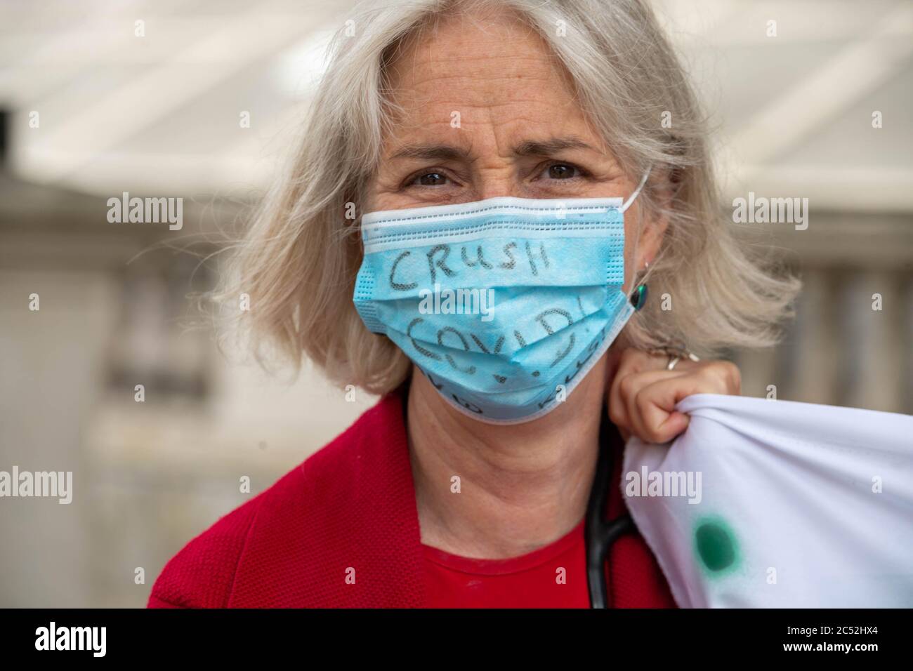 Londra, Regno Unito. 30 giugno 2020. Una piccola protesta da medici medici che appartengono alla Medical Practitioners' Union / Medici in Unite fuori Downing Street, chiedendo di meglio reseaarch in Covid-19 prima di blocco è rilassato credito: Ian Davidson / Alamy Live News Foto Stock