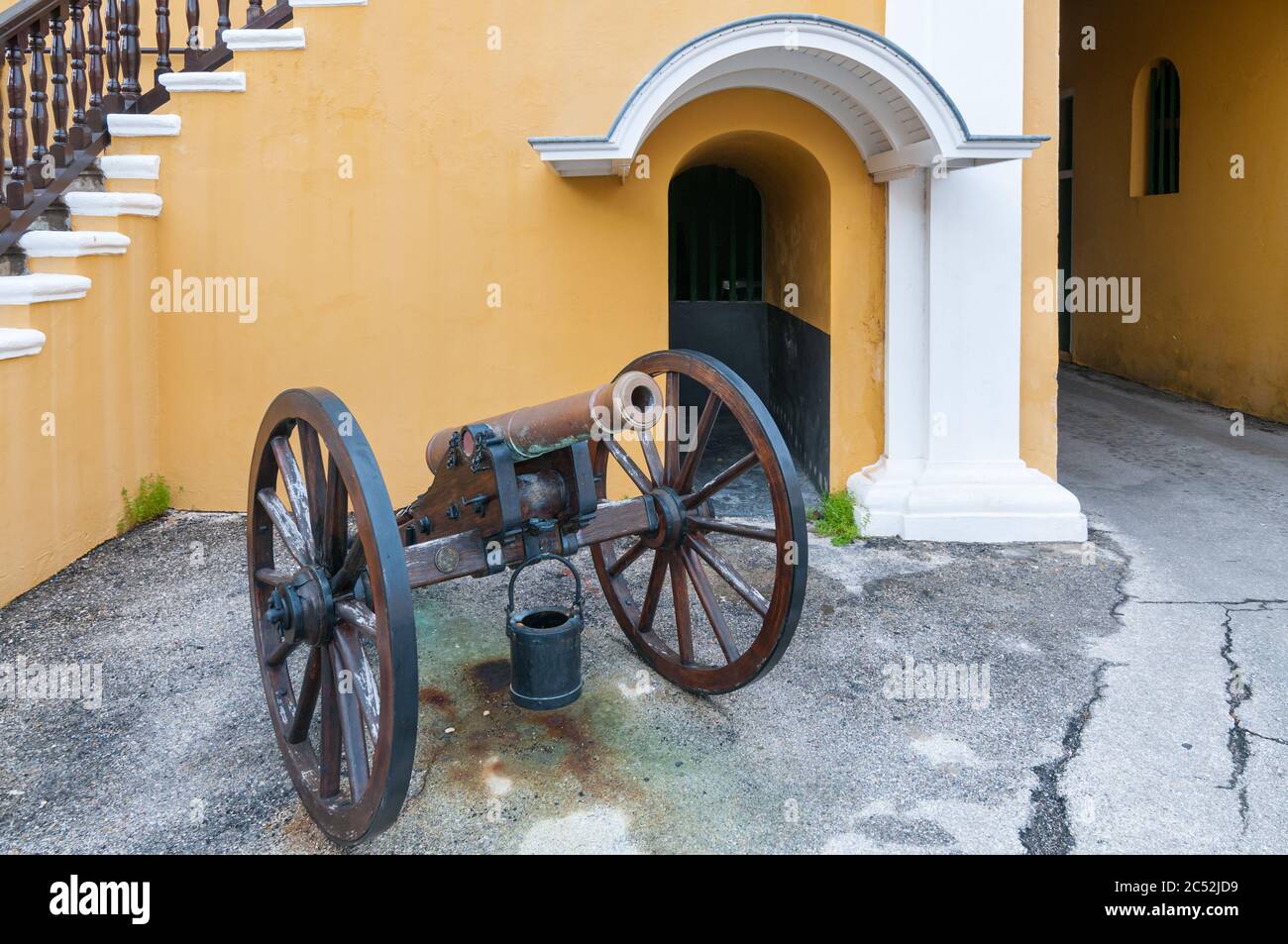 WILLEMSTAD, CURACAO - 22 NOVEMBRE 2008: La pistola a cannone che si trova di fronte a Fort Amsterdam, l'attuale sede del governatore a Willemstad, Curaçao. Foto Stock