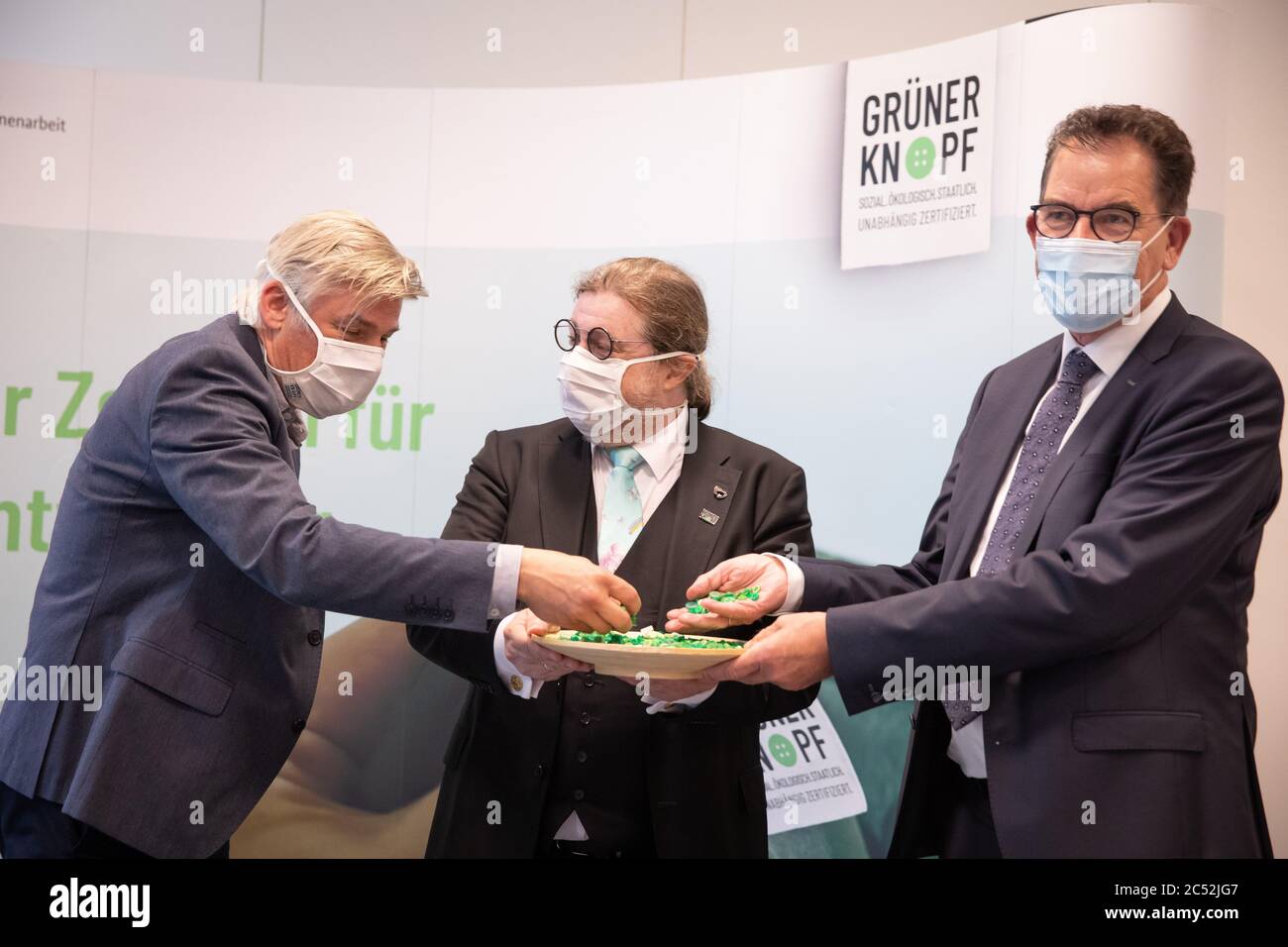 30 giugno 2020, Amburgo: GERD Müller (CSU, r-l), Ministro federale della cooperazione e dello sviluppo economico, Dirk Iserloh, Presidente del Consiglio di sorveglianza del gruppo Dorint Hotel, Stefan Rennicke, amministratore delegato di Kaya & Kato GmbH, si riuniscono in una conferenza stampa sul sigillo di approvazione del tessuto 'Green Button' presso il Dorint Hotel di Amburgo-Eppendorf. Con il sigillo tessile di Stato Grüner Knopf, il governo tedesco vuole promuovere norme sociali ed ecologiche oltre i confini. Chiunque voglia il "pulsante verde" per il proprio prodotto tessile deve rispettare numerosi sociale ed ecolo Foto Stock