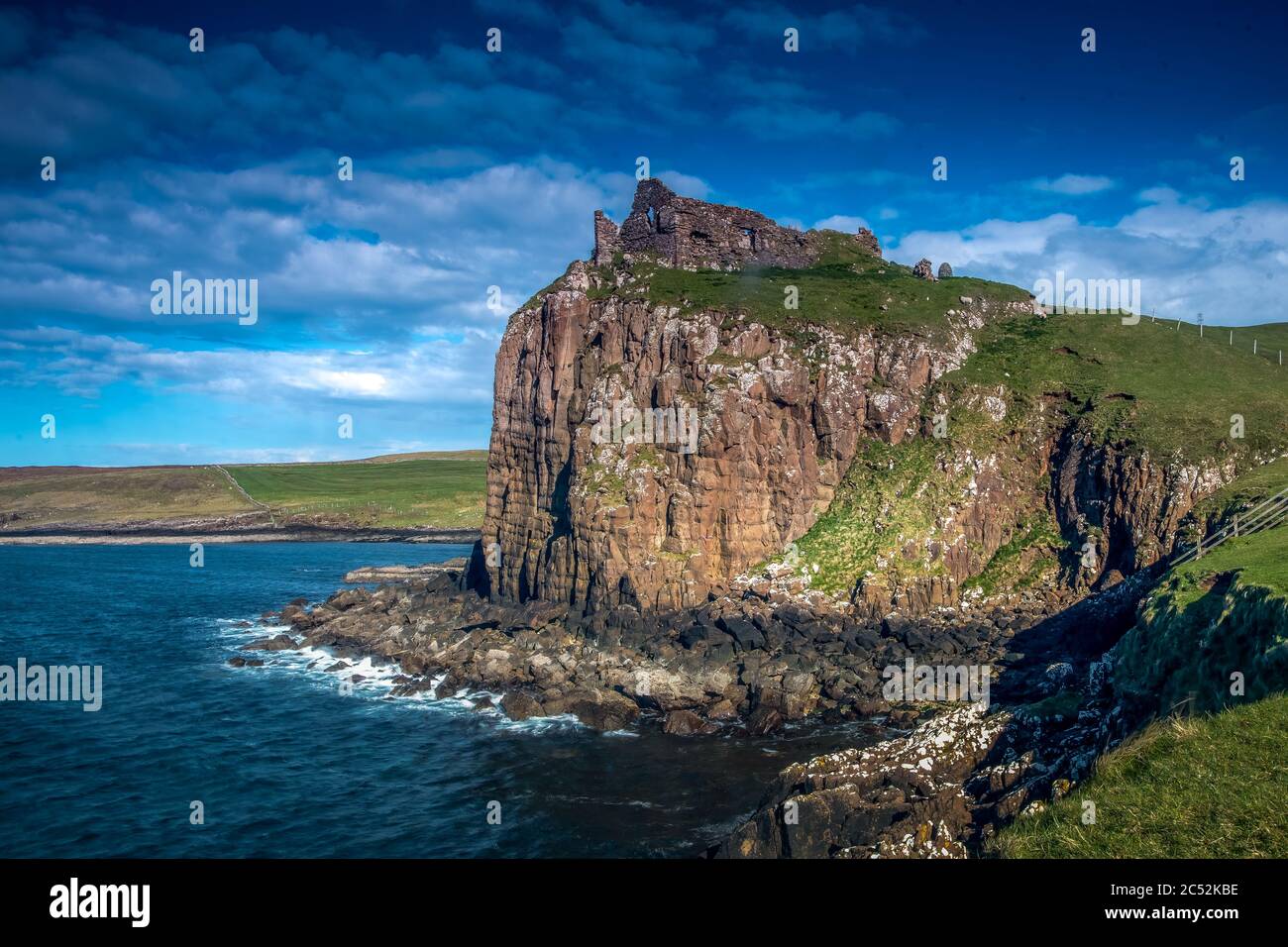 Rovine del castello di Duntulm, Isola di Skye, Ebridi interne, Scozia, Regno Unito Foto Stock