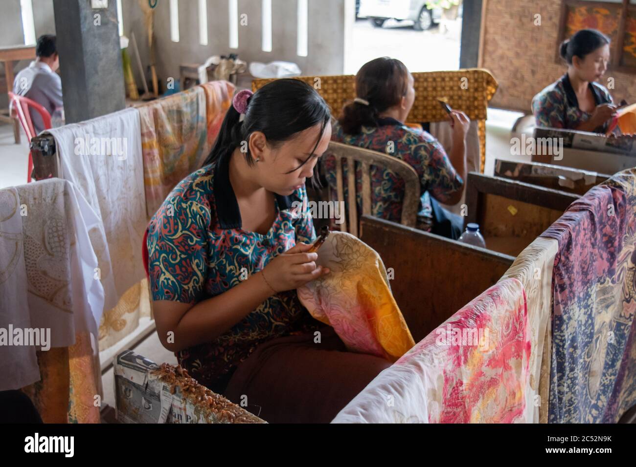 Denpasar, Bali / Indonesia - Agosto 03 2018: I lavoratori tessili indonesiani tingono i tessuti in una fabbrica. Foto Stock