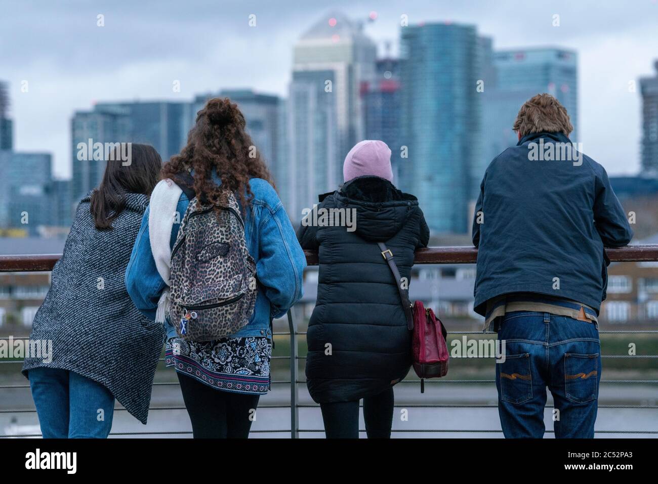 Un gruppo di amici universitari, pensa al loro futuro guardando lo skyline di londra, poco prima che Covid 19 colpisce. Foto Stock