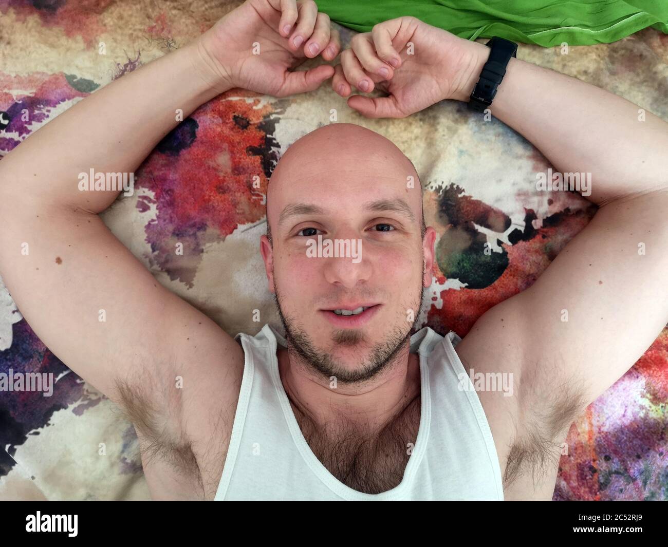 Vista dall'alto di un uomo calvo che giace su un tappeto Foto Stock