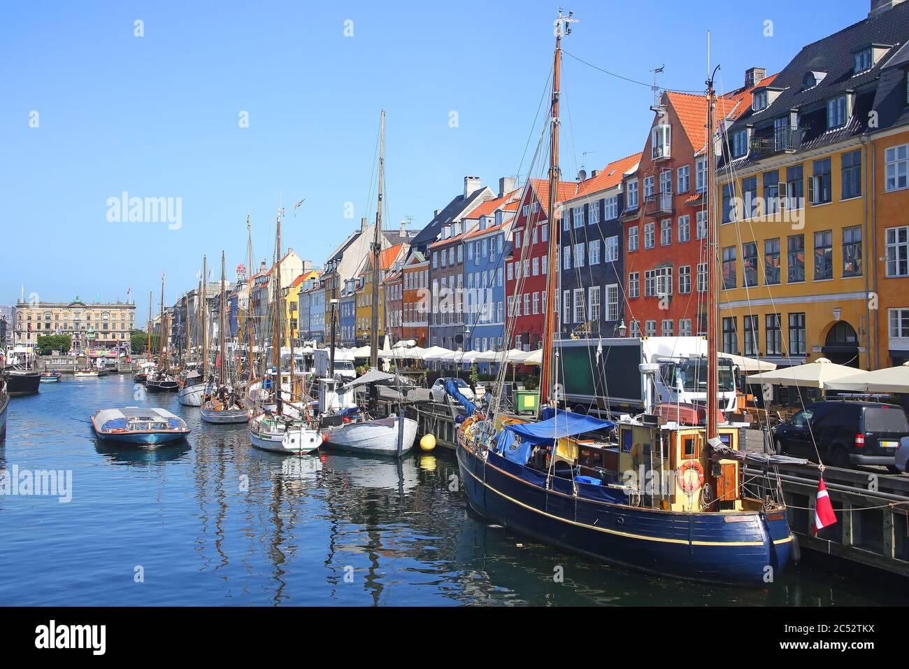 Nyhavn, che è uno storico lungomare del XVII secolo con navi in legno, canale, edifici colorati e quartiere dei divertimenti a Copenhagen, Danimarca. Foto Stock