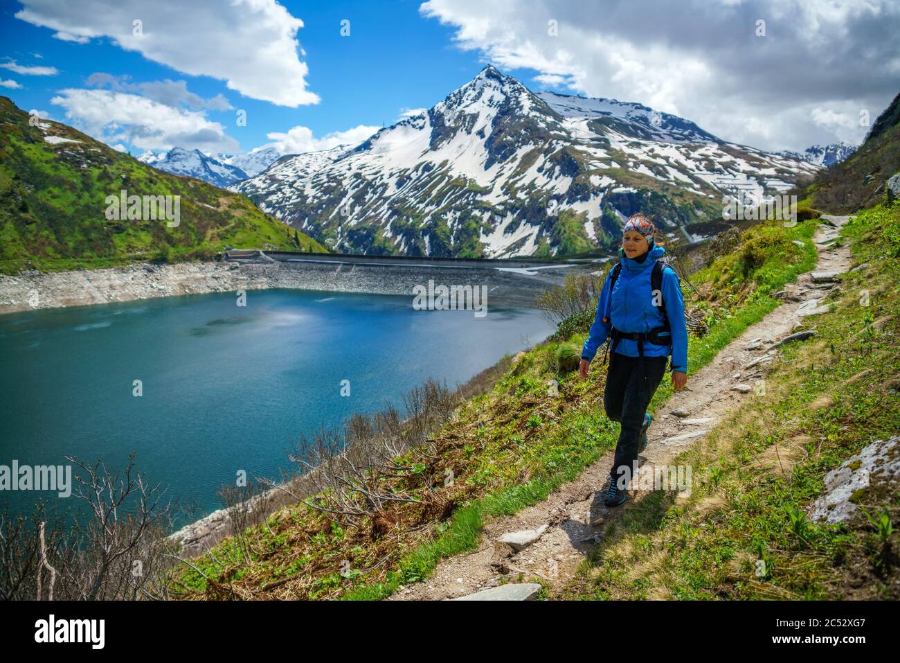 Donna escursioni lungo un sentiero vicino al lago Bockhartsee, Sportgastein, Salisburgo, Austria Foto Stock