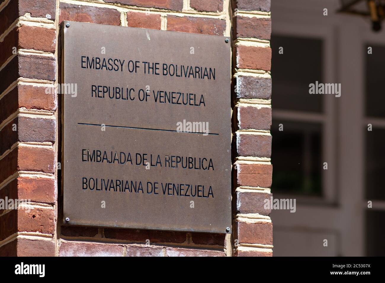 Washington, D.C. / USA - Giugno 24 2020: Firma fuori dall'Ambasciata della Repubblica Bolivariana del Venezuela negli Stati Uniti. Foto Stock