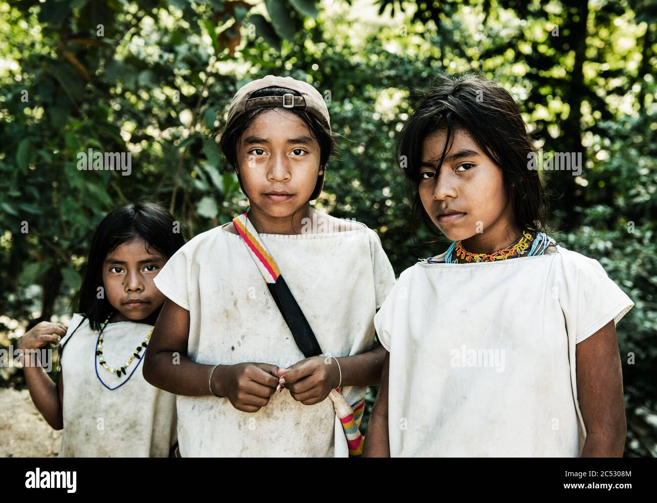 Indigeni Kogi o Cogui o K‡gaba bambini vicino alla città perduta della Colombia nelle montagne della Sierra Nevada, Colombia, Sud America Foto Stock