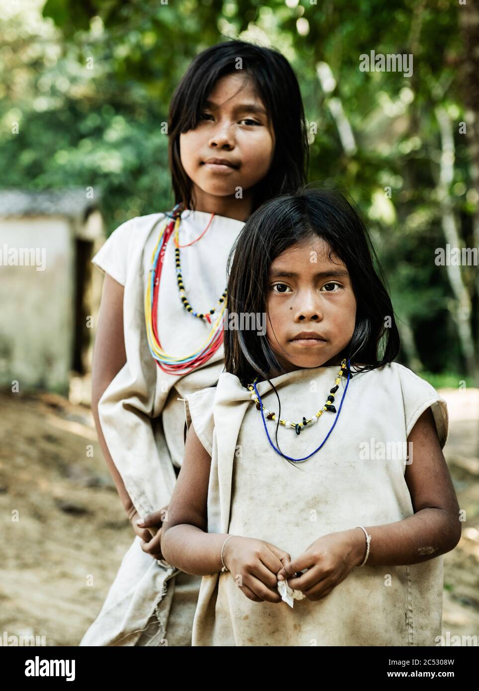 Indigeni Kogi o Cogui o K‡gaba bambini vicino alla città perduta della Colombia nelle montagne della Sierra Nevada, Colombia, Sud America Foto Stock
