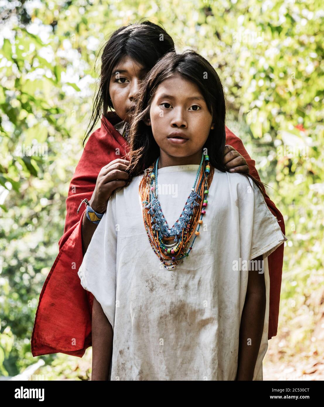 Indigena Kogi o Cogui o K‡gaba madre e bambino vicino alla città perduta della Colombia nelle montagne della Sierra Nevada, Colombia, America del Sud Foto Stock