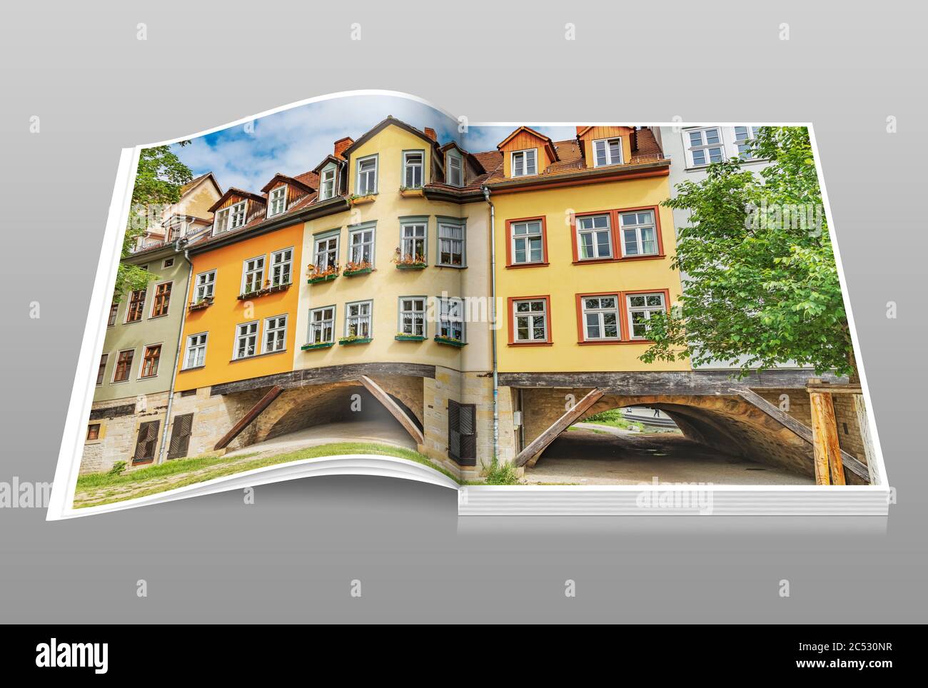 Vista da sud alle case a graticcio del Kraemerbruecke (ponte dei mercanti), Erfurt, capitale della Turingia, Germania, Europa Foto Stock