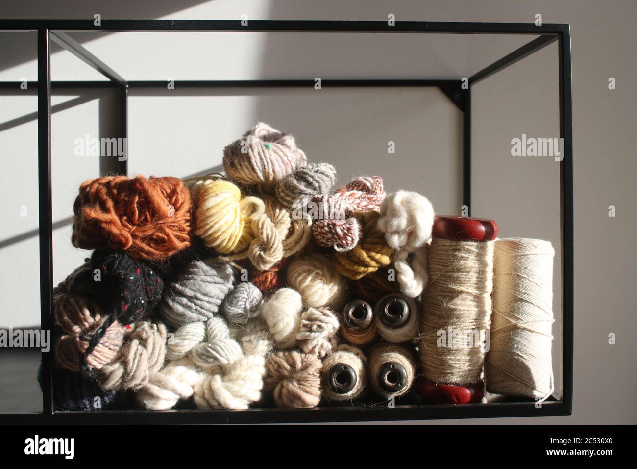Primo piano di lana su un ripiano Foto Stock