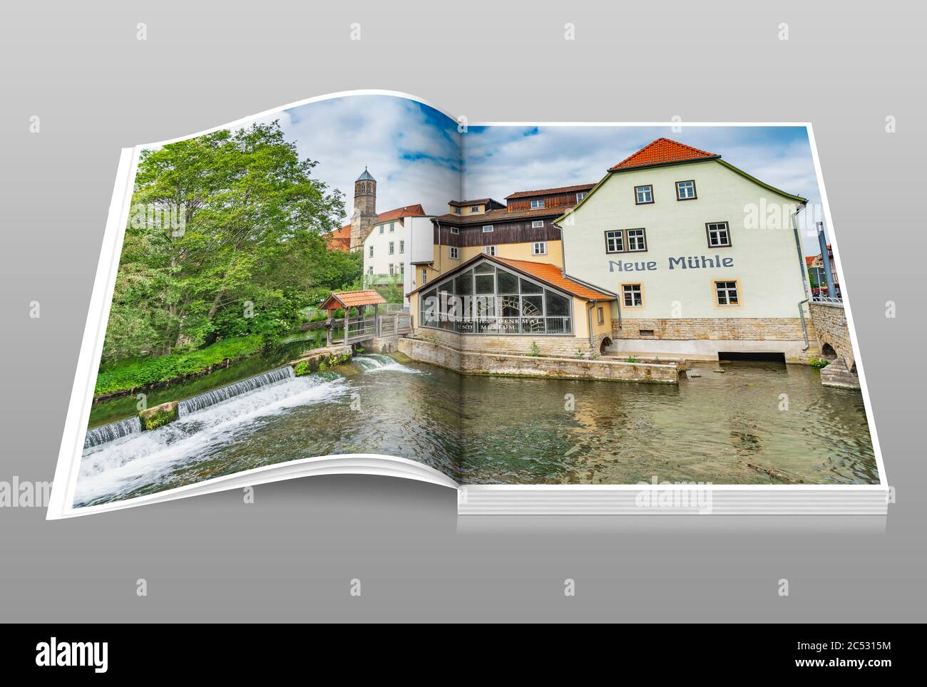 Sul fiume Gera, sul ponte del castello nel centro storico di Erfurt, si trova il nuovo Mulino, Erfurt, capitale della Turingia, Germania, Europa Foto Stock