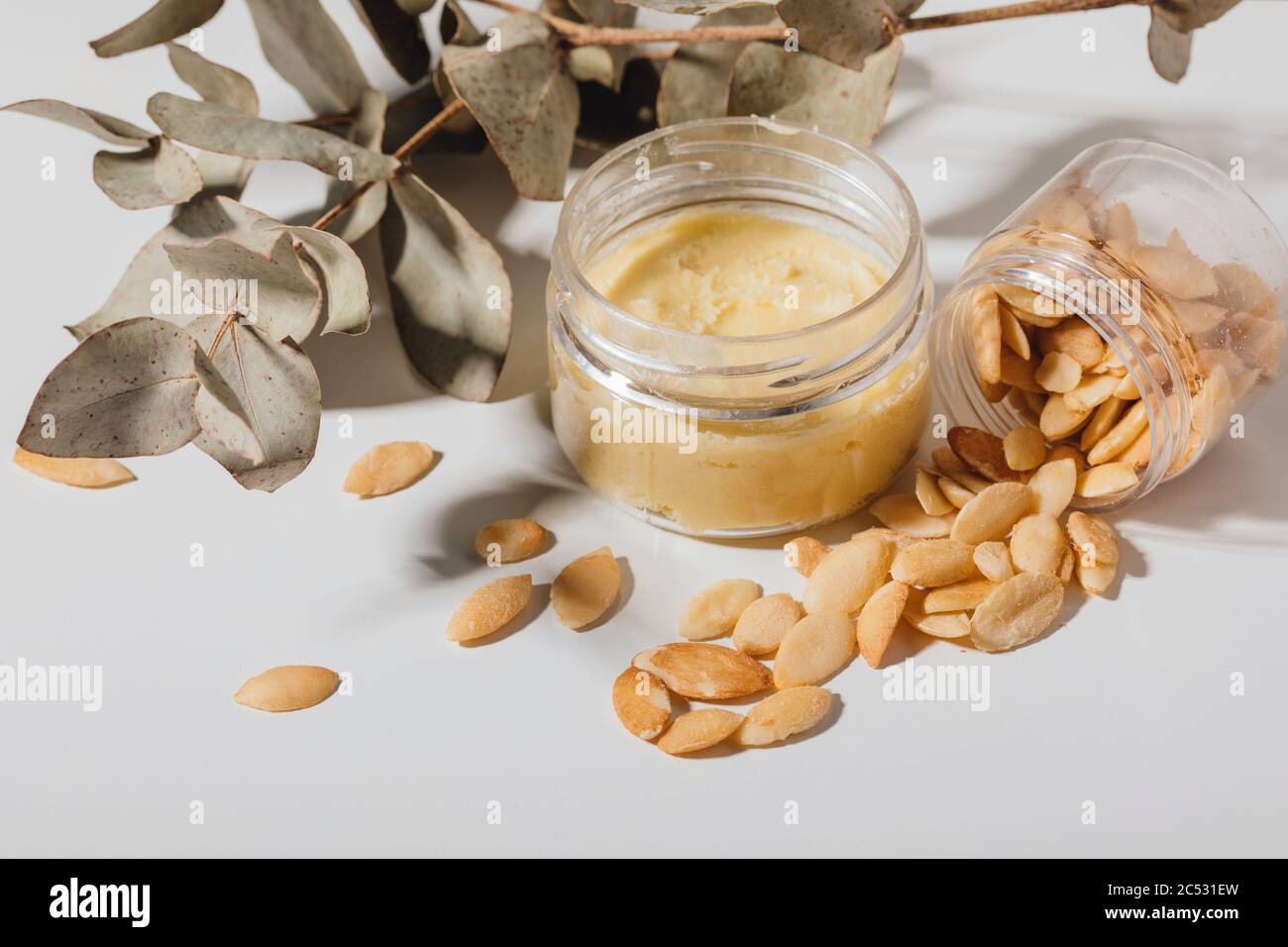 Burro di karité e semi di argan con foglie essiccate Foto Stock