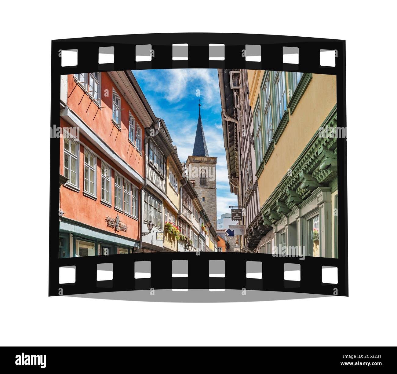 Vista sul Kraemerbruecke (ponte dei mercanti) fino alla torre dell'Aegidienkirche, Erfurt, capitale della Turingia, Germania, Europa Foto Stock