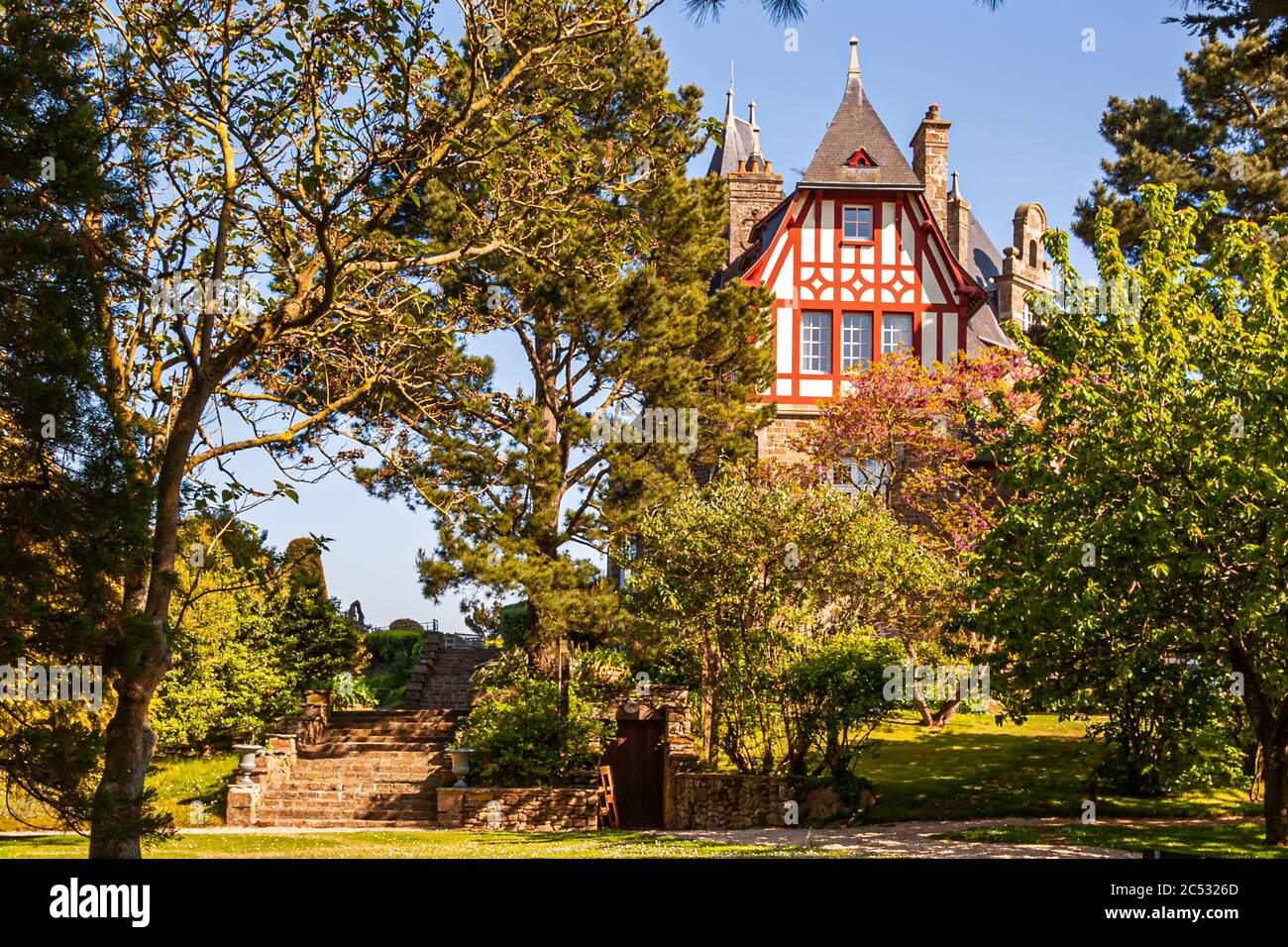 Il Château de Richeux è nascosto dietro alberi alti. E' un hotel con il premiato ristorante le Coquillage. Ferme du Vent vicino a Château Richeux, Saint-Malo, Francia Foto Stock