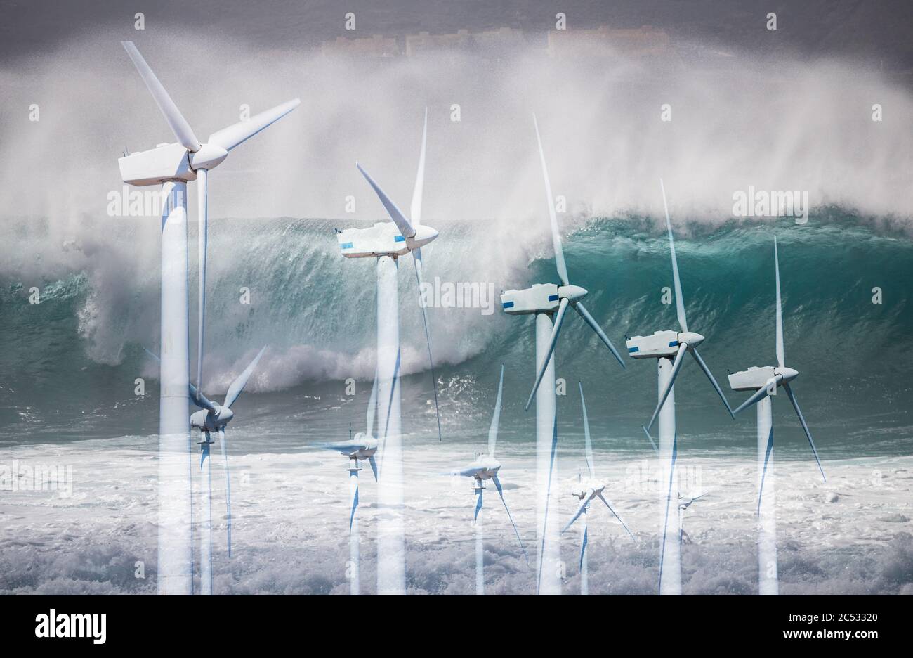 Turbine eoliche offshore, turbine eoliche e breaking wave.Wind, energia delle onde, energia pulita, rinnovabile, emissioni nette zero, riscaldamento globale... concetto. Foto Stock