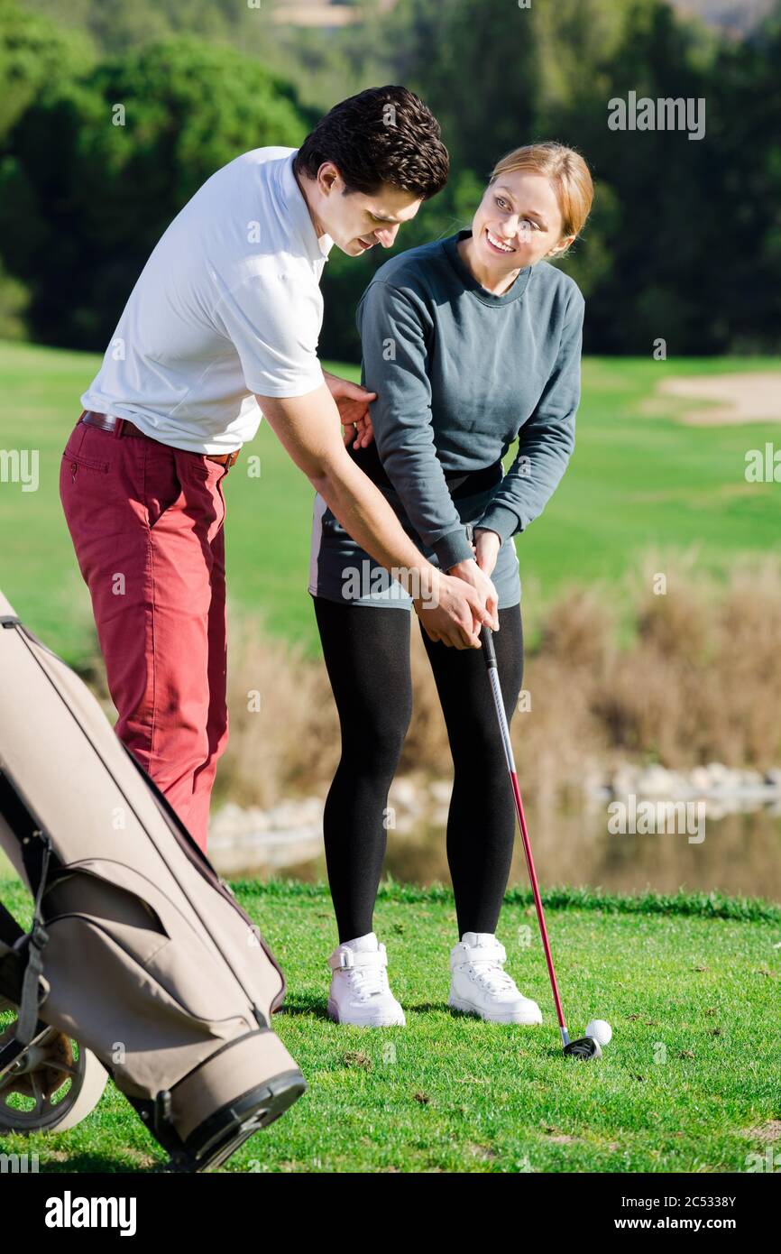Lettino da golf è la formazione ragazza a giocare a golf e colpire la sfera correttamente. Foto Stock