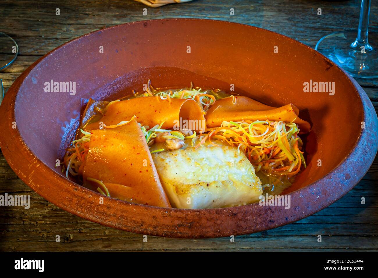 Piatto da buongustai: Brillante panino con gamberi e salsa allo zenzero. Con pasta bretone fatta in casa con pimento d'Espelette Foto Stock