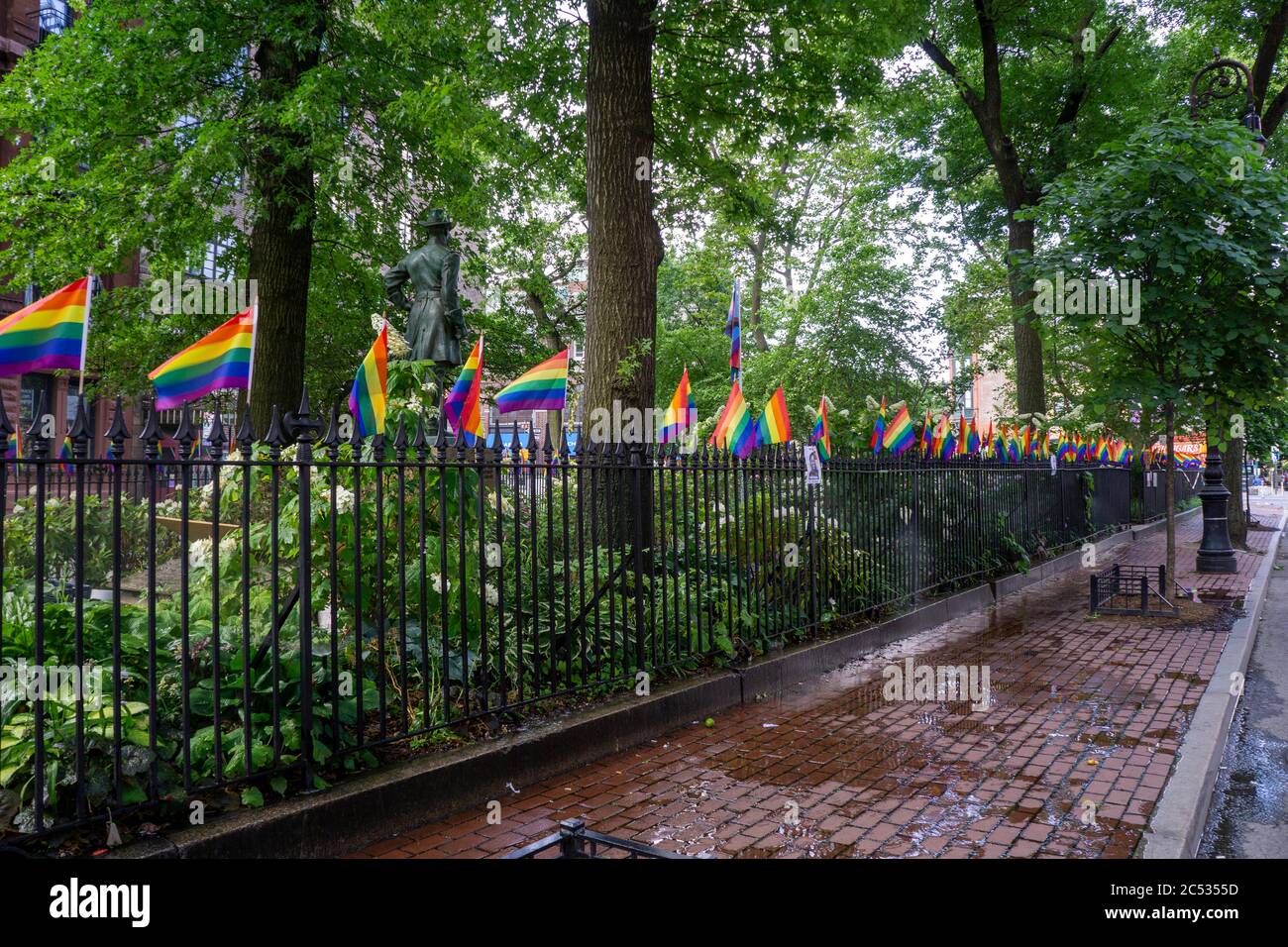Gay Pride Flags on Park Fence, New York City, New York, Stati Uniti Foto Stock