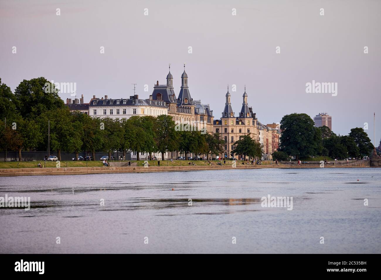 Vista su Sortedams Sø verso Søtorvet, luce serale; Copenhagen, Danimarca Foto Stock
