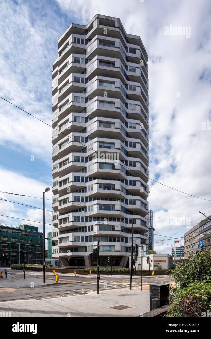 Vista generale dell'edificio, con le linee del tram davanti. NLA Tower, Croydon, Regno Unito. Architetto: Richard Seifert & Partners, 1970. Foto Stock