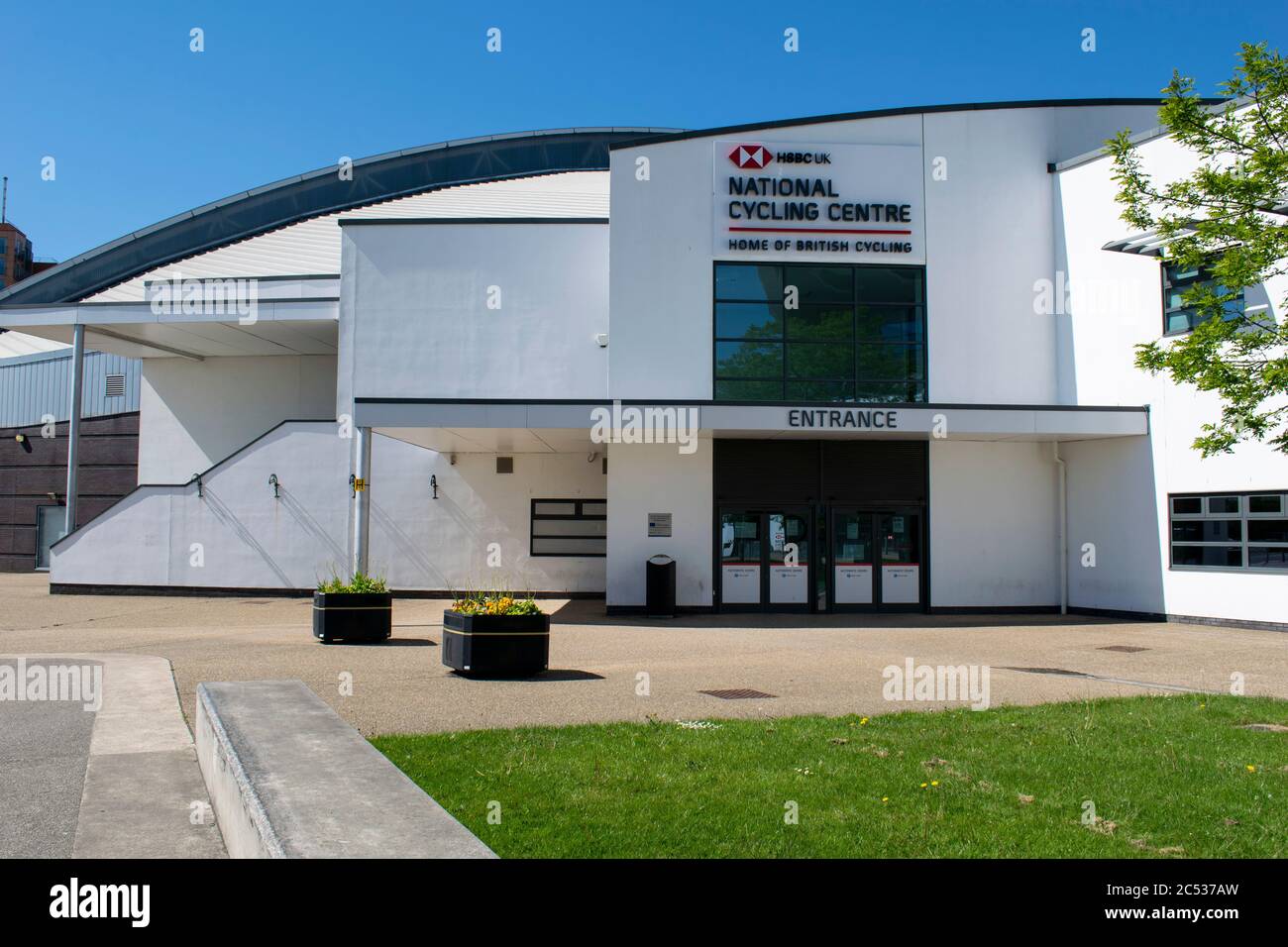 Centro nazionale di ciclismo Manchester UK. Ingresso al velodromo con cartello che include lo sponsor HSBC Foto Stock